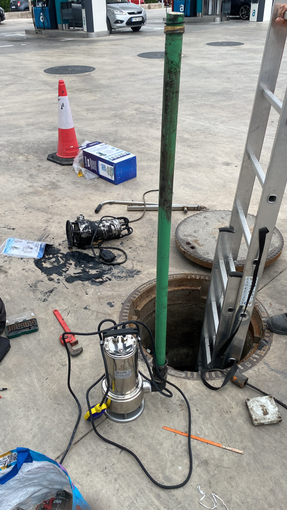 Sustitución de bomba de agua sumergible en el depósito del tren de lavado de la gasolinera El Elefante Azul