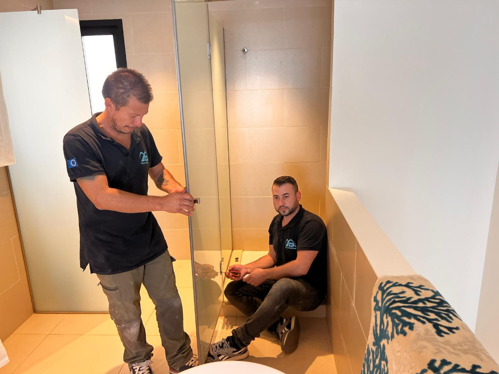 Técnicos de Ibiza Solutions reparando mampara de ducha en habitación de hotel Eurostars Ibiza