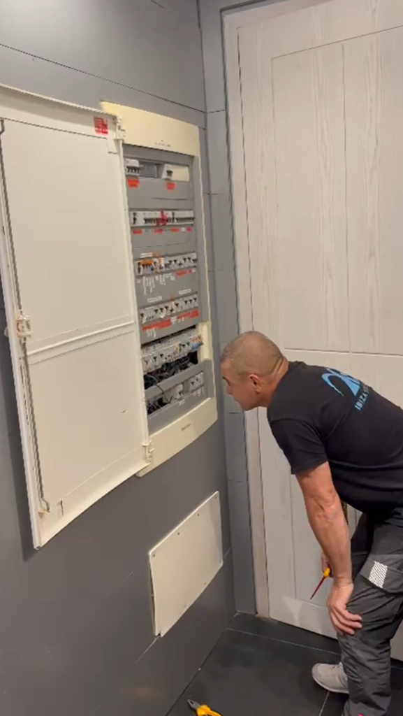 Técnico de Ibiza Solutions revisando cuadro eléctrico en Tagomago