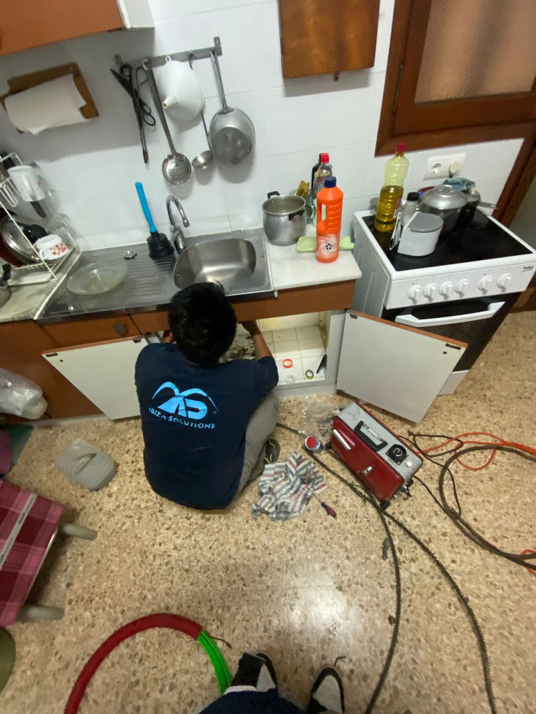 Técnico con equipo profesional de desatasco en vivienda de Ibiza