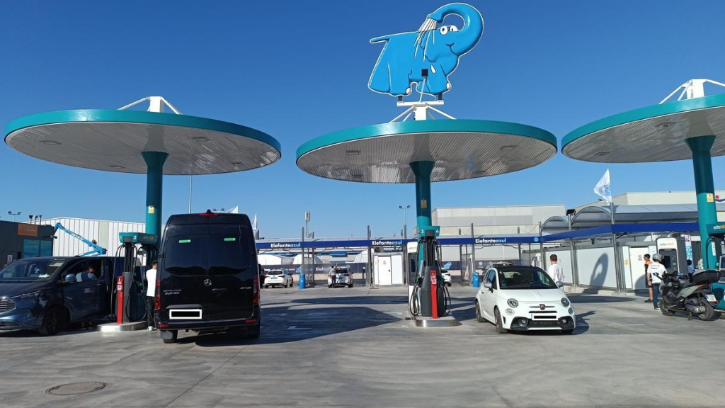Gasolinera El Elefante Azul en Ibiza con tren de lavado operativo tras la reparación