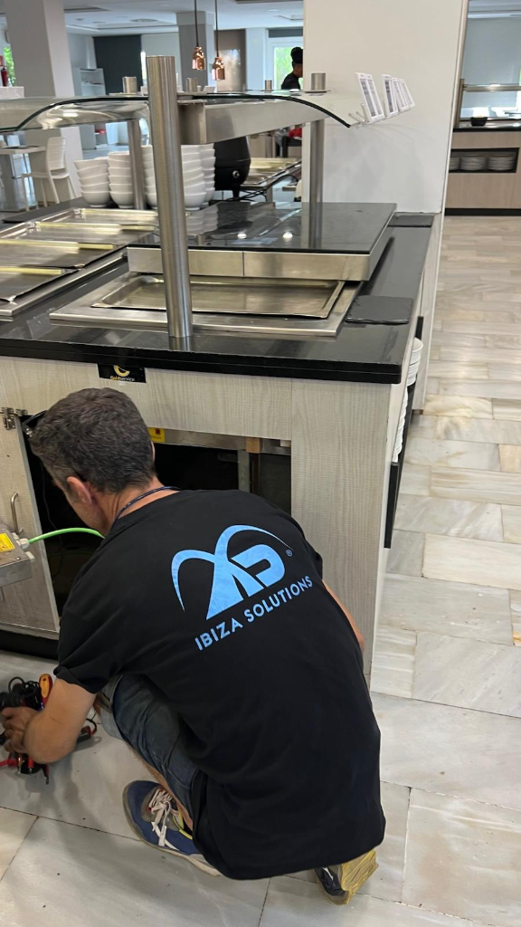 Reparación eléctrica en el restaurante del Hotel Bahamas Playa d'en Bossa