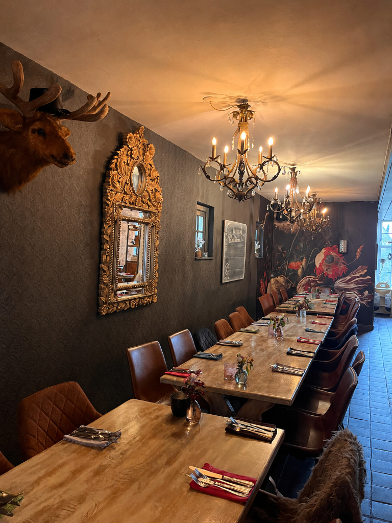 Sfeervol interieur met kroonluchters en gedekte tafels