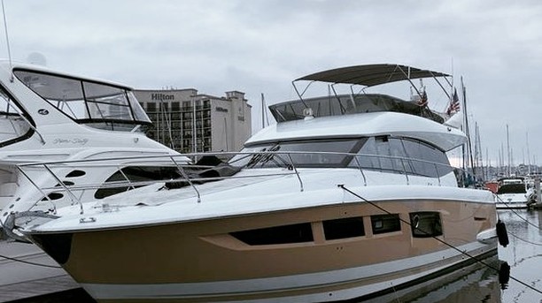 Flybridge yacht hull