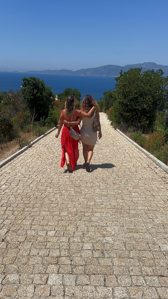 Deux femmes sur le chemin du domaine