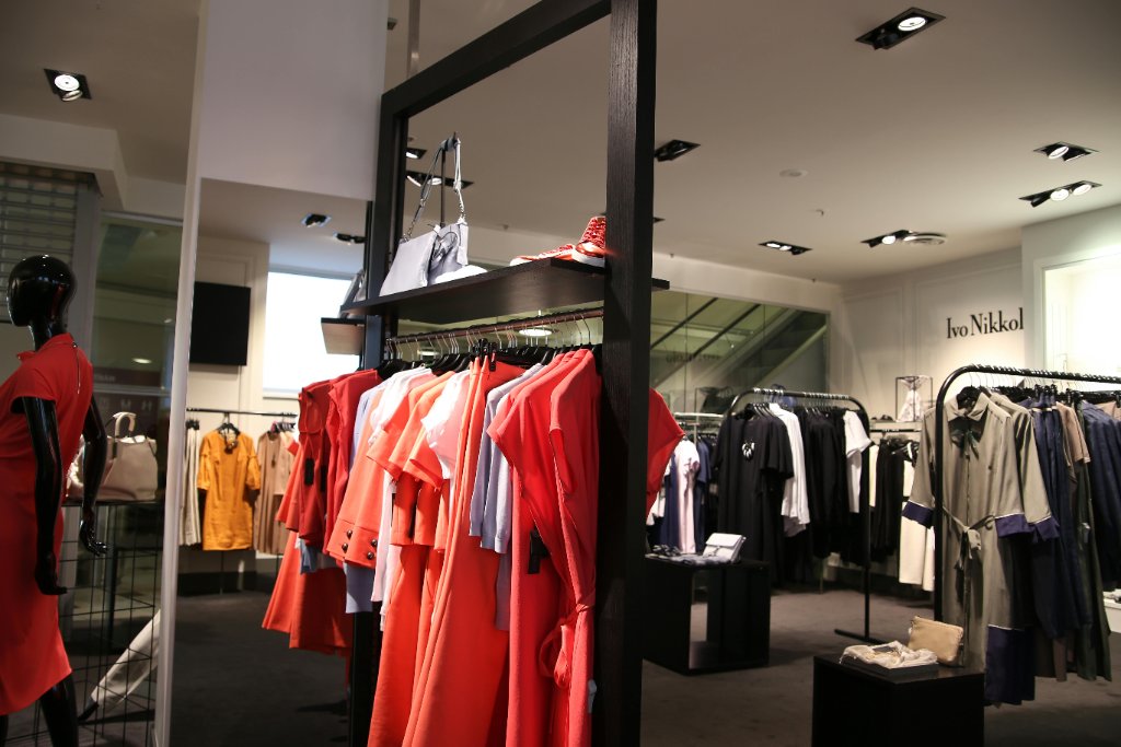 מכונת תפירה מעוצבת בחדר תפירה נקי