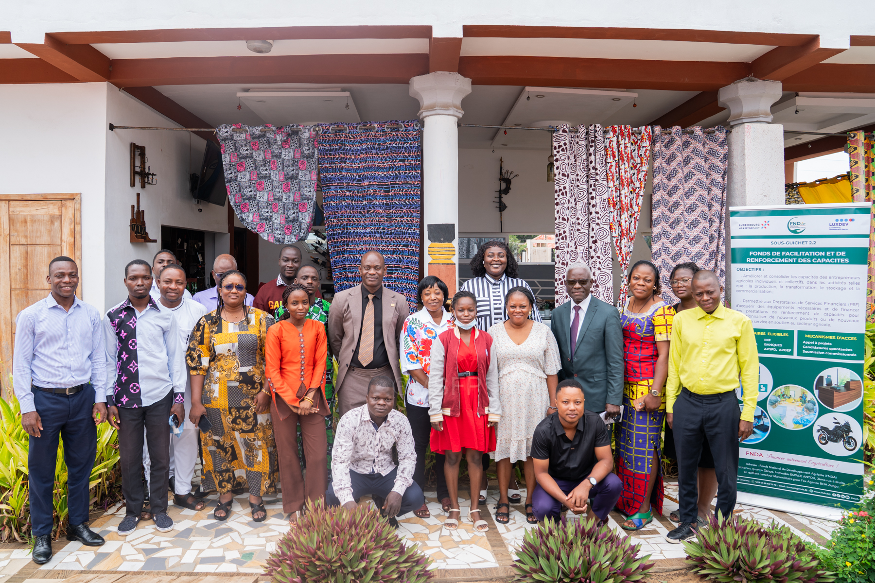 Photo de groupe des participants et formateurs