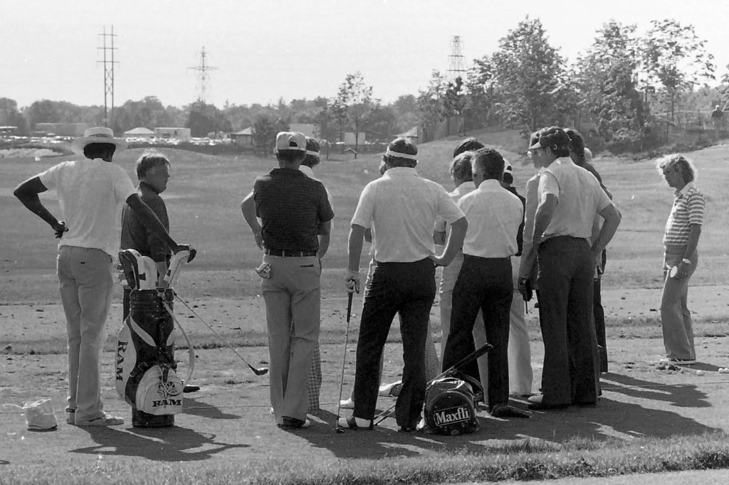 Tour players and golfers crowding the range to watch Moe hit balls