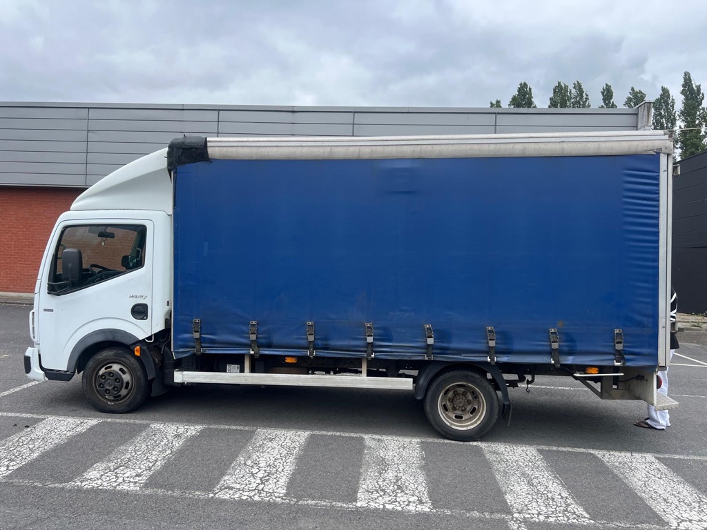 Camion de déménagement - vue de côté