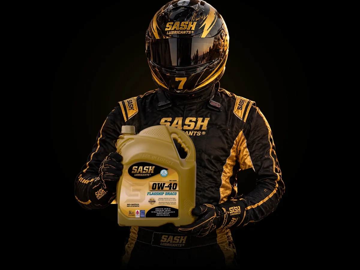 Piloto SASH Lubricants con el aceite FLAGSHIP DRACO 0W-40