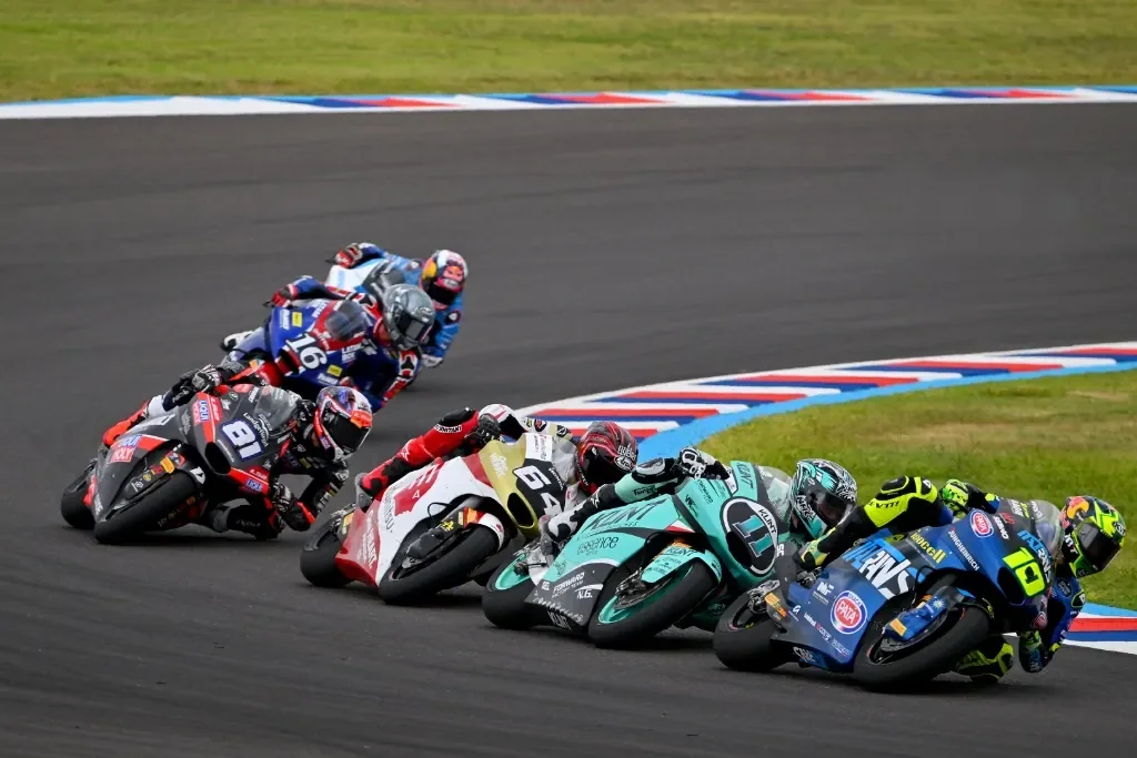 Carrera de motos de velocidad en circuito