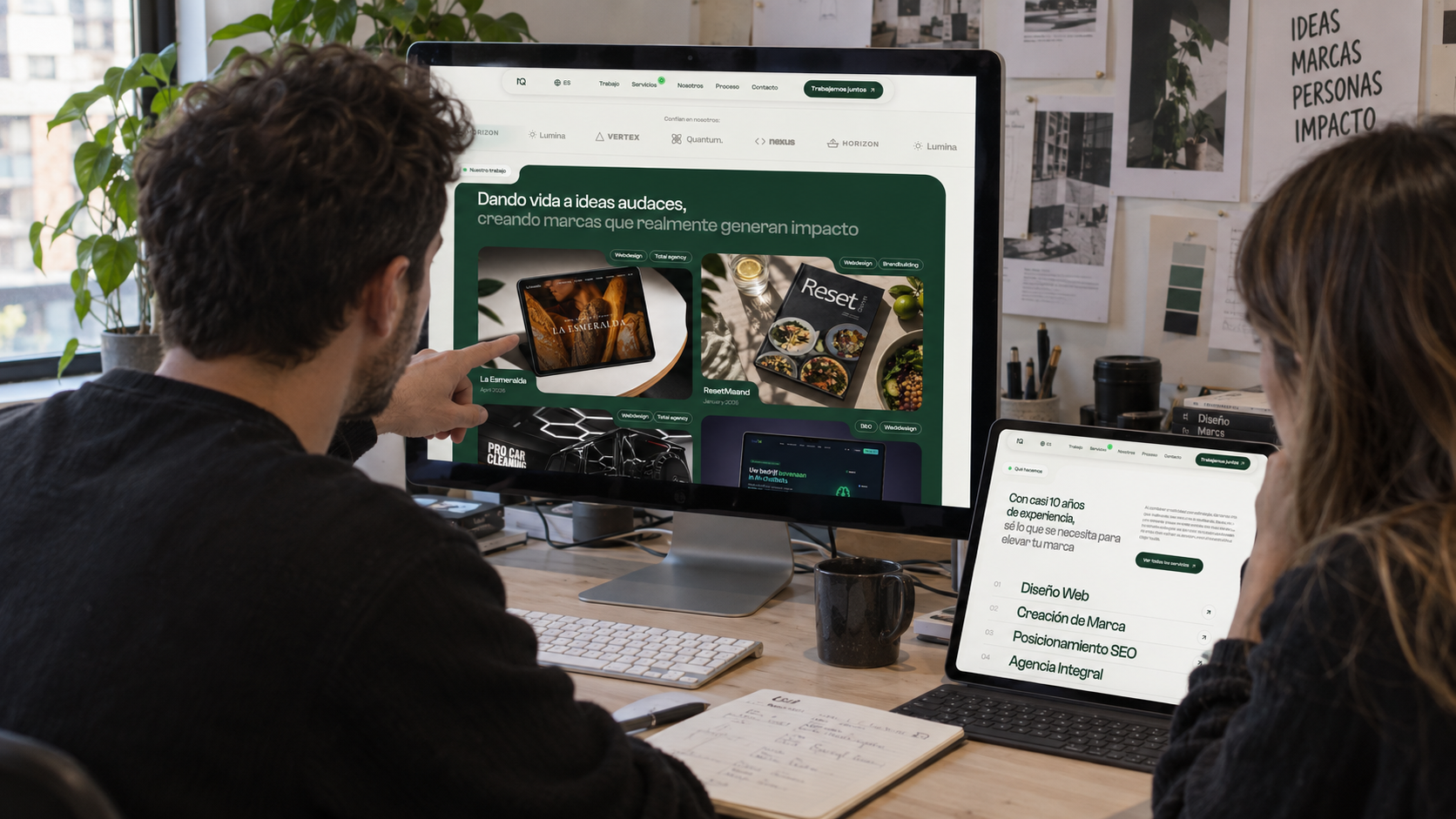 Nubiqon studio werkt samen aan projecten in een creatieve werkruimte