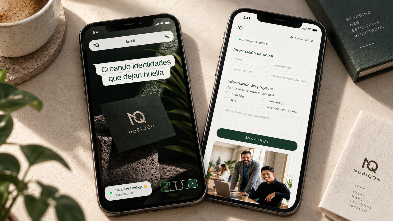 Twee mobiele Nubiqon schermen met homepage en contactformulier