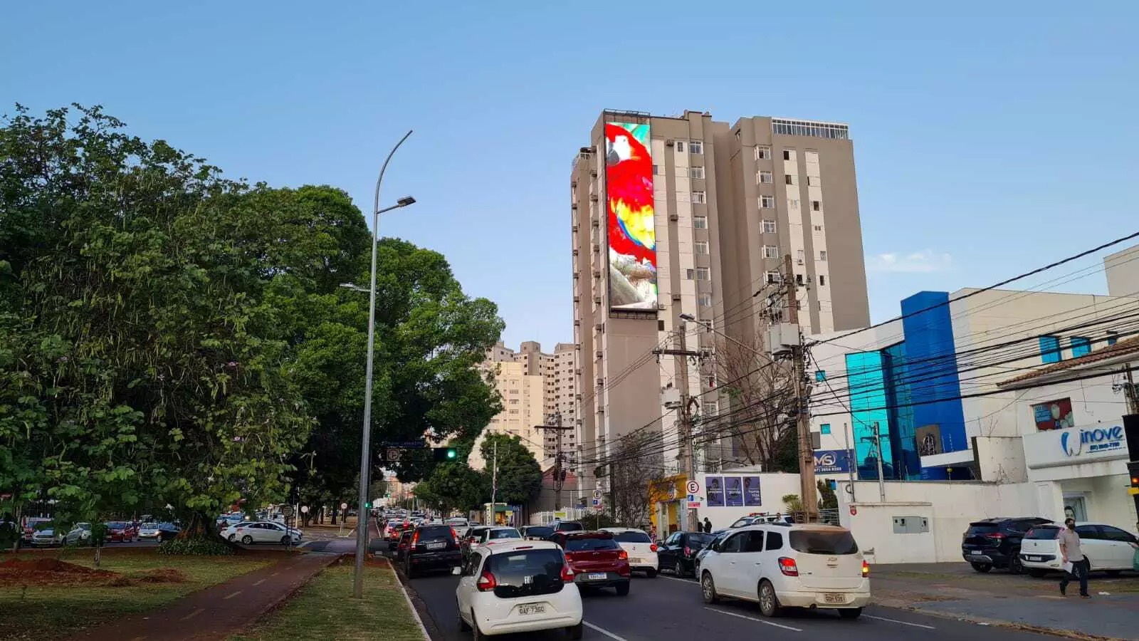 Painéis de LED ganham espaço e transformam publicidade no MS
