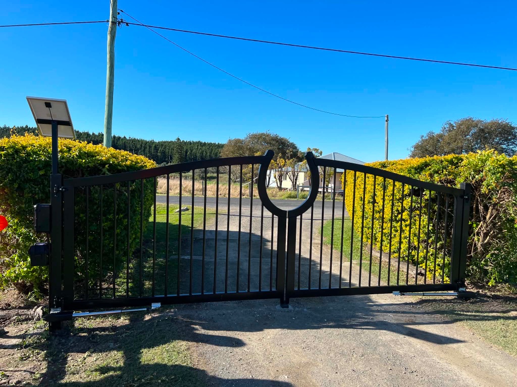 Horseshoe Design Swing Gate