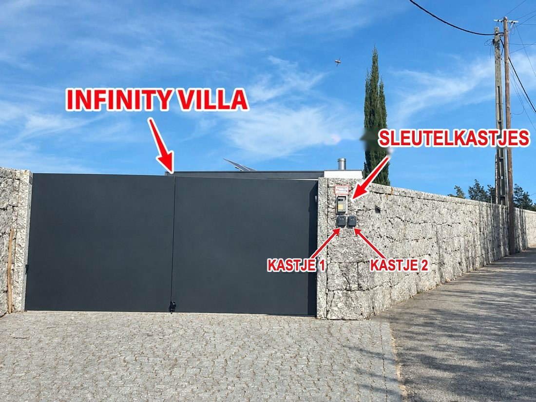 Infinity Villa poort met sleutelboxen
