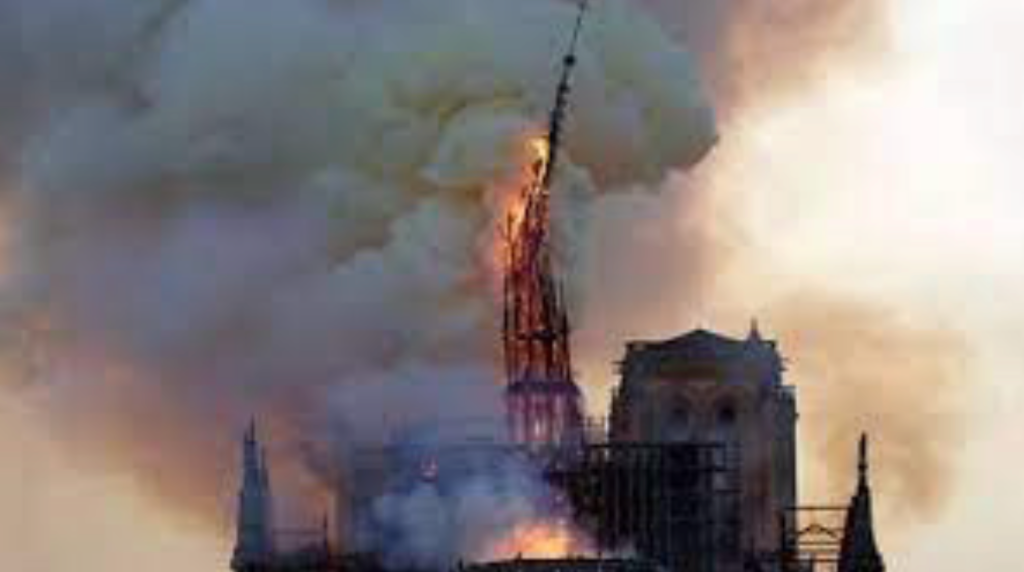 Notre Dame de Paris burning