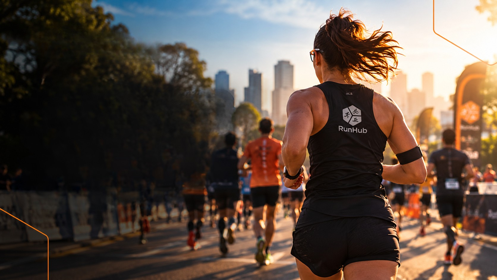 Atleta correndo em prova urbana ao pôr do sol com camiseta RunHub