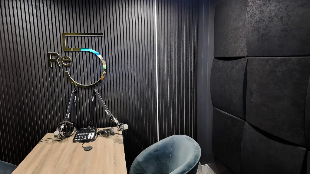 Studio Mic & Desk