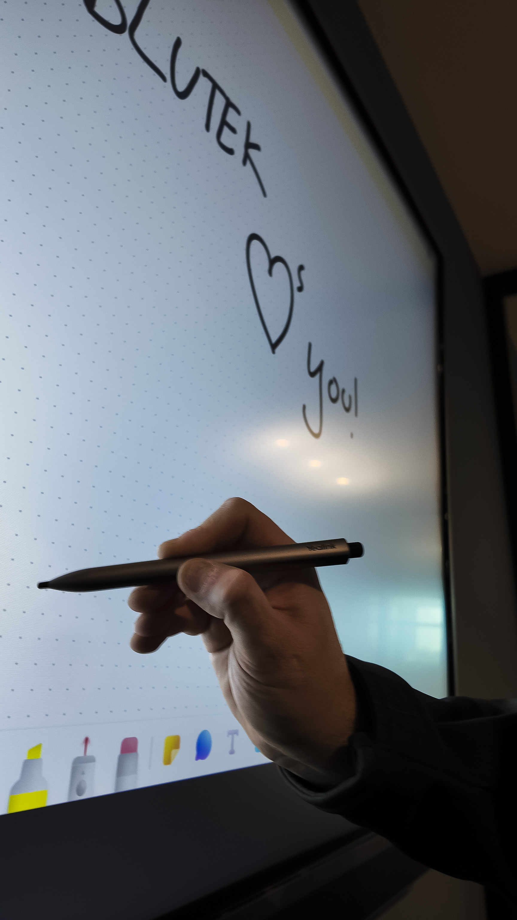 Projection Screen — Teams Idle