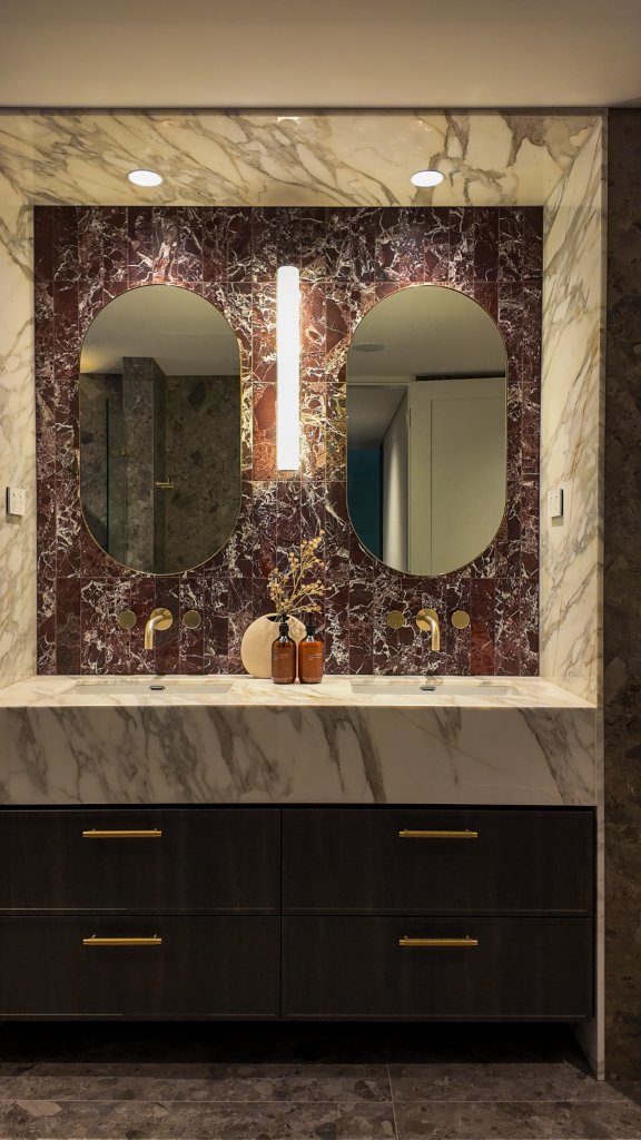 Ensuite — Dual Mirrors
