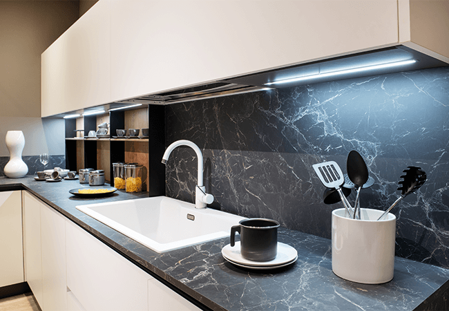 Bancada e backsplash de mármore escuro veiado