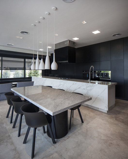 Cozinha com ilha e mesa de mármore branco veiado