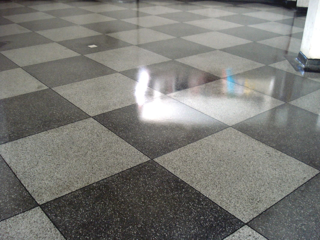 Piso de granitina polido em padrão xadrez