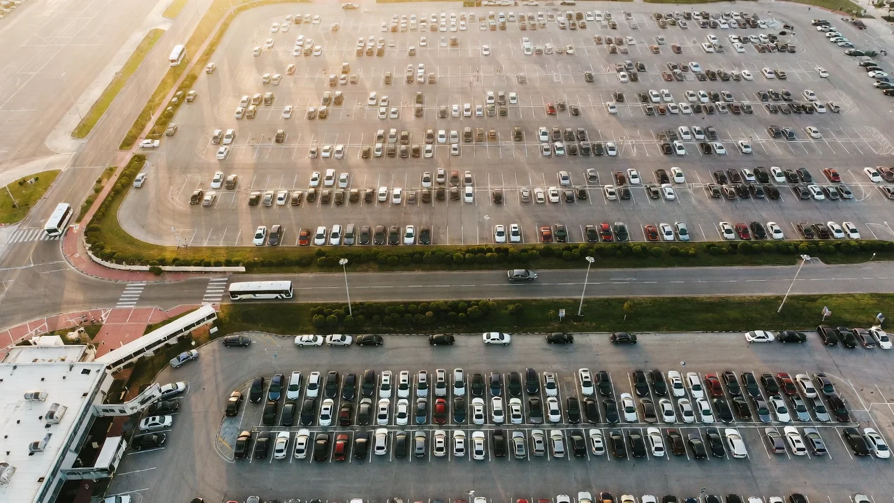 Parking długoterminowy vs krótkoterminowy — jak nie przepłacić