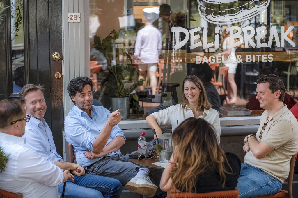 Het team van Recruitment Tech Masters op een terras bij Deli Break in Rotterdam