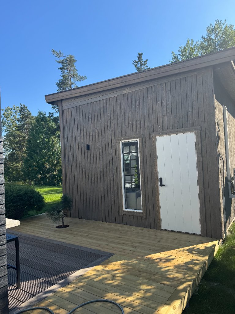 Golfstuga med Yale Doorman lås