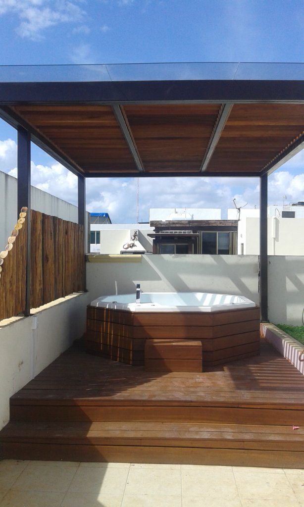 Terraza con Jacuzzi, Déck y Pérgola en Madera Curamú