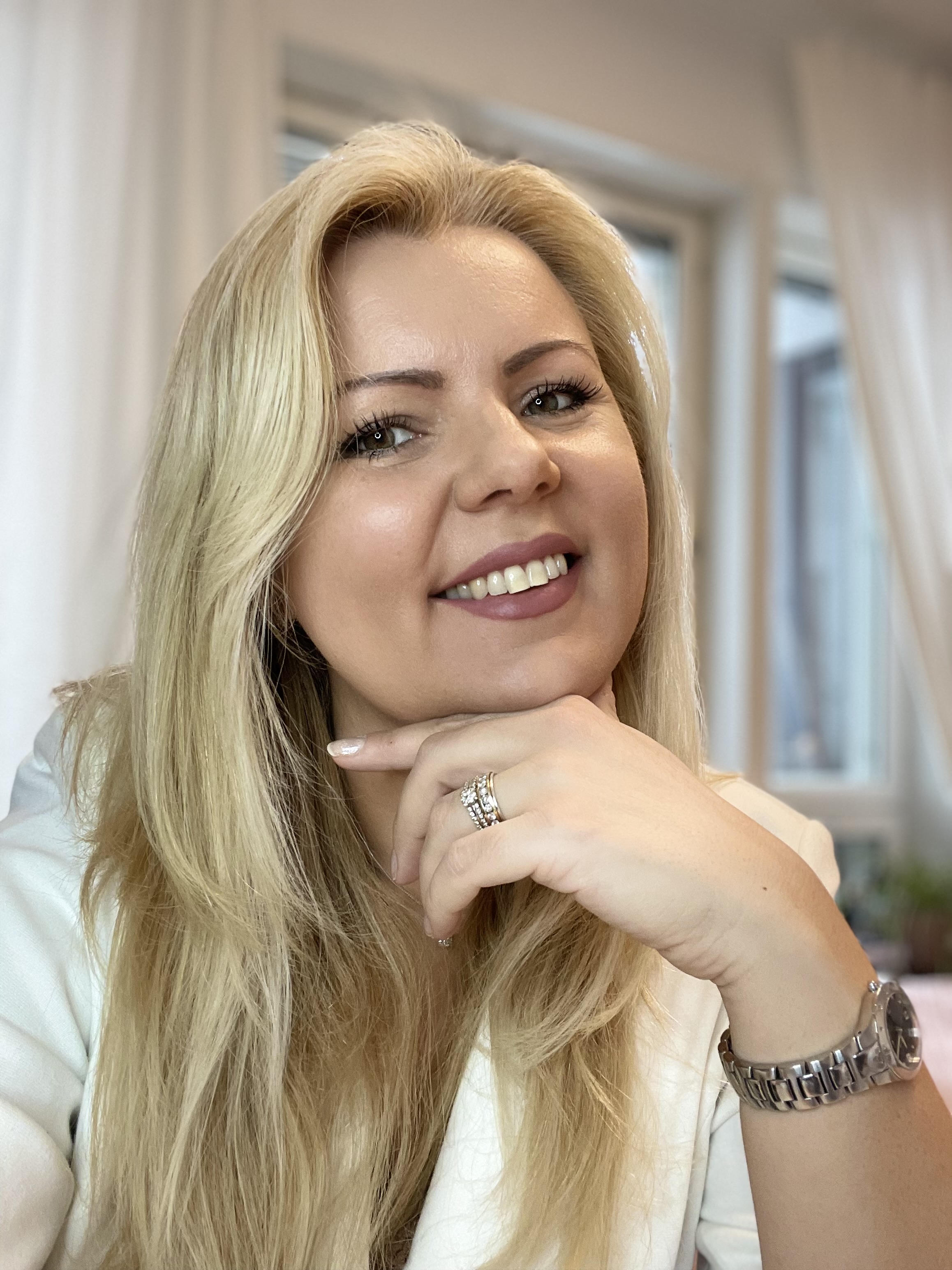 Portrait of Emi Olausson Fourounjieva for executive advisory, speaking and education engagements