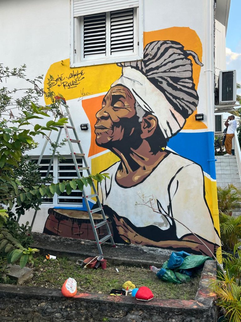 Fresque monumentale en cours de réalisation sur la façade de Kréya'Kaz