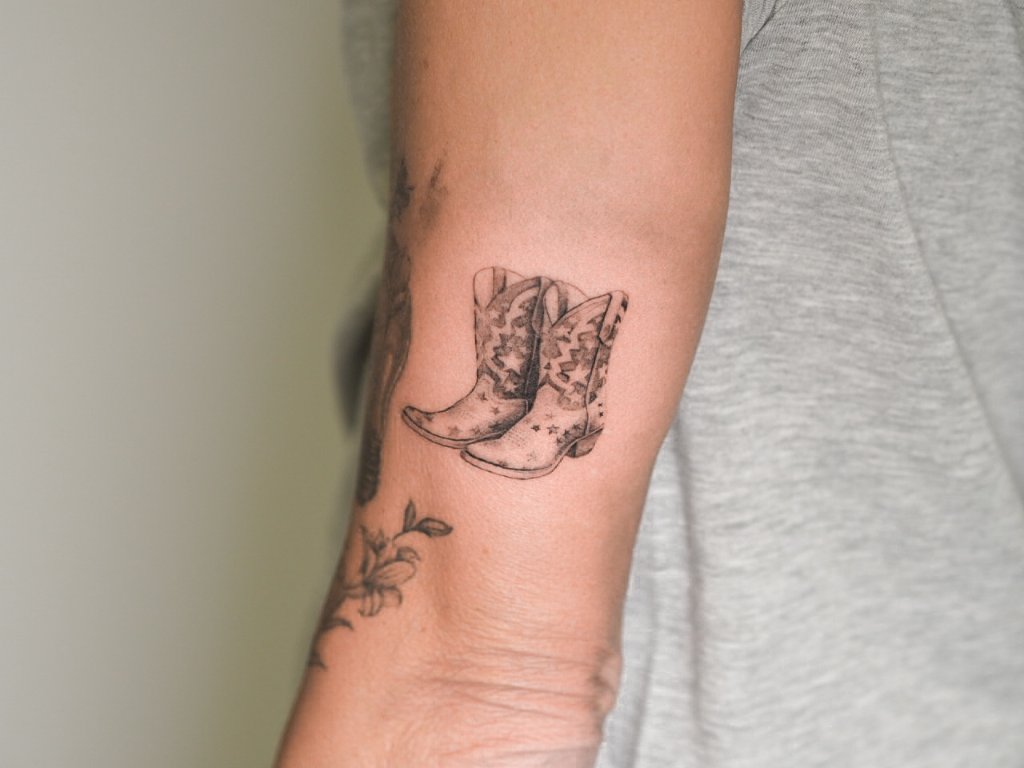 fine line tattoo by Hernan at The Sunroom LA, Santa Monica CA