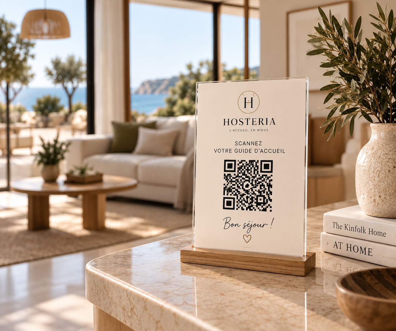 Support d'accueil Hosteria avec QR code posé sur un plan de travail en marbre