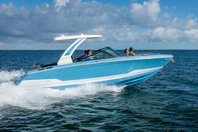 Chaparral SSX 30 cruising on the water