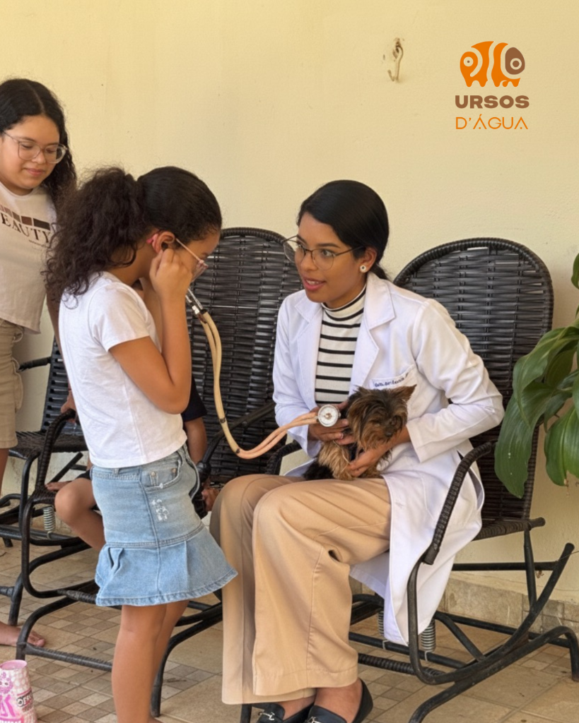 Criança participando da experiência Veterinário Mirim com a Dra. Jaqueline