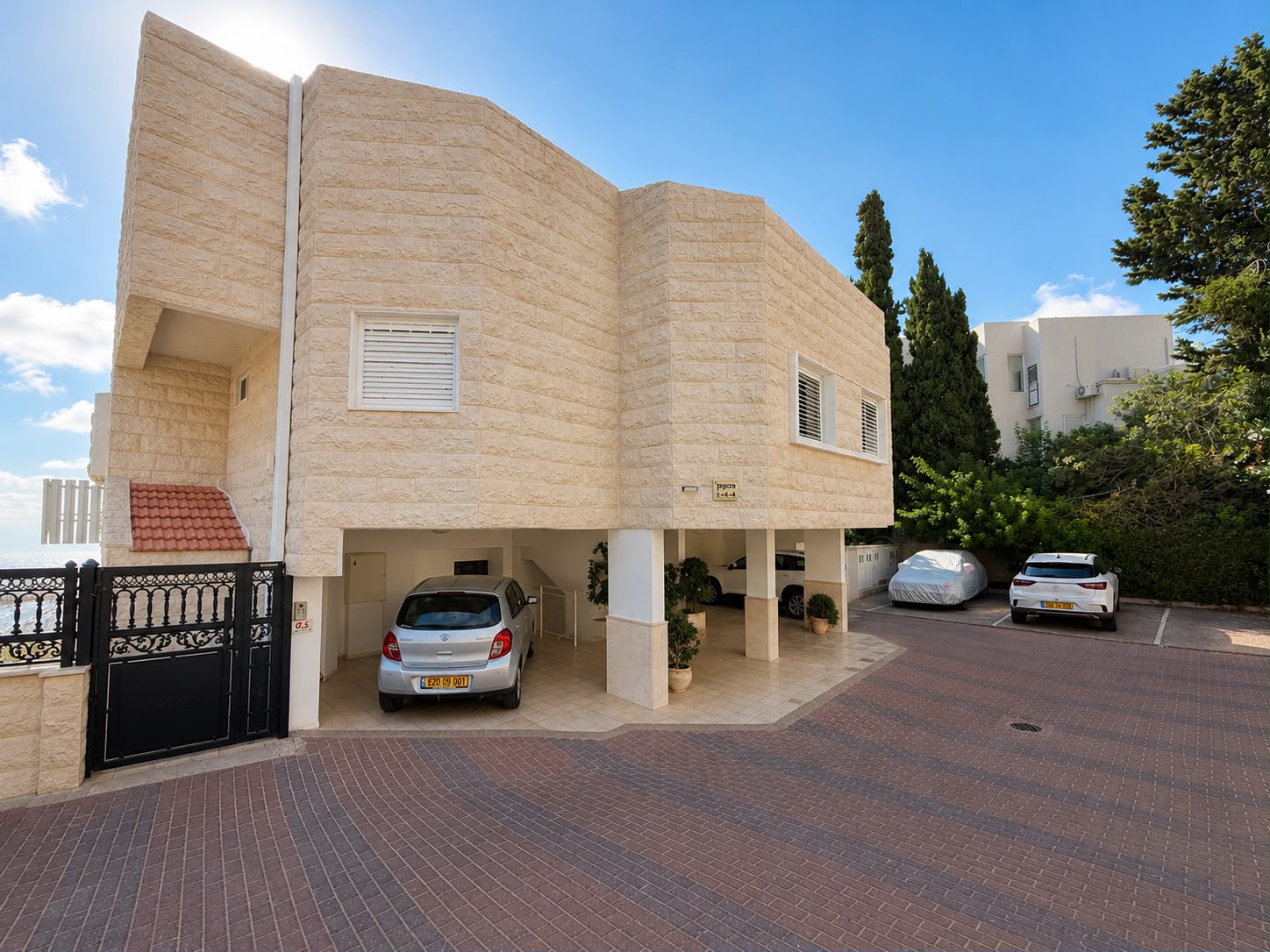 דירת גן דופלקס מרהיבה בלינקולן חיפה — כ־200 מ״ר עם גינה היקפית