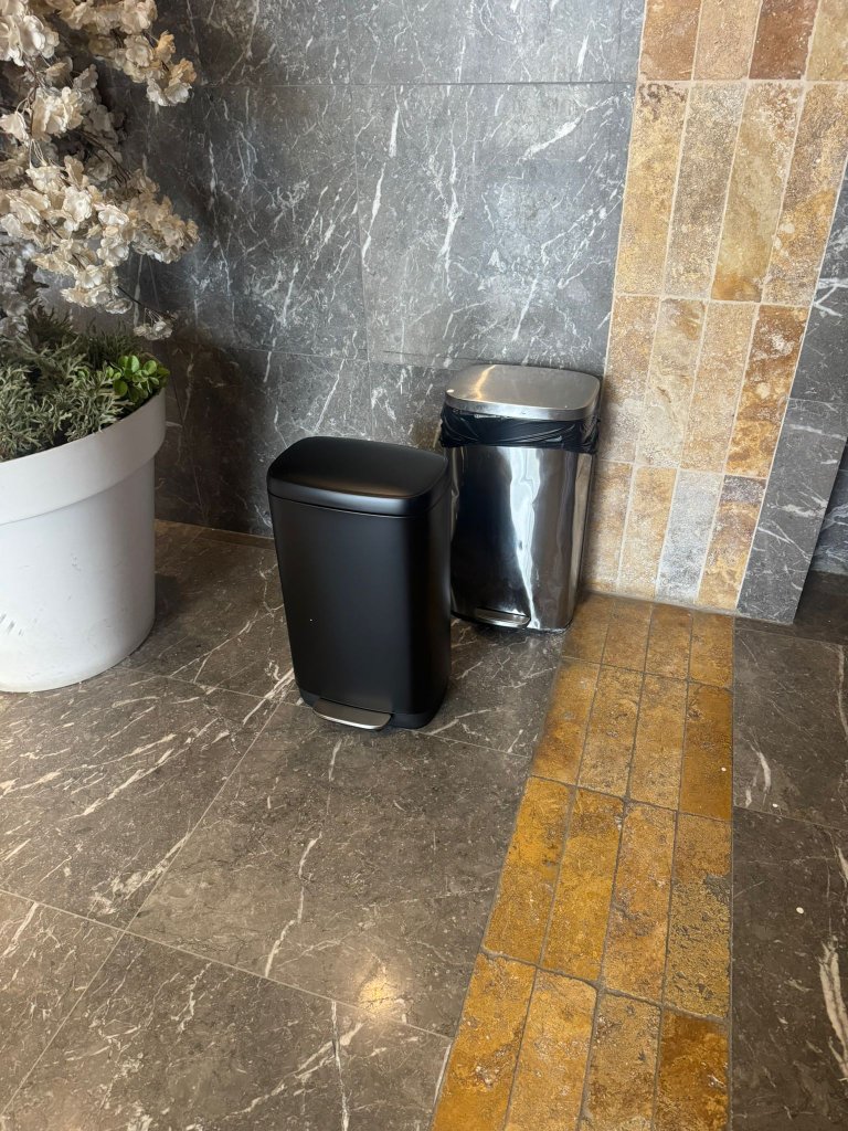 פח אשפה חדש בלובי