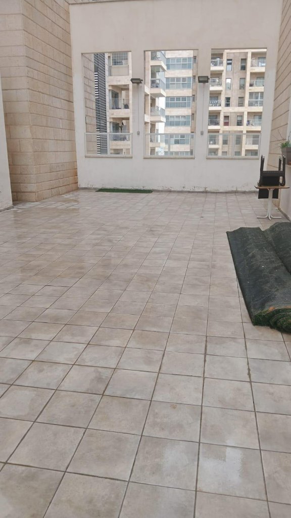 מרפסת חיצונית מנוקה עם רצפת אריחים