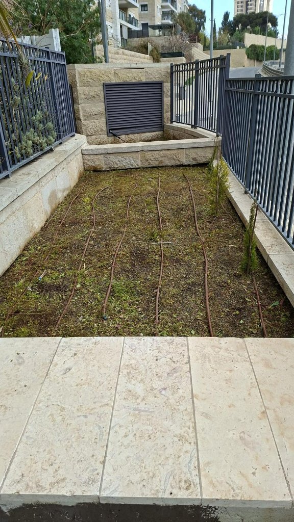 ערוגת גינה עם קווי השקיה