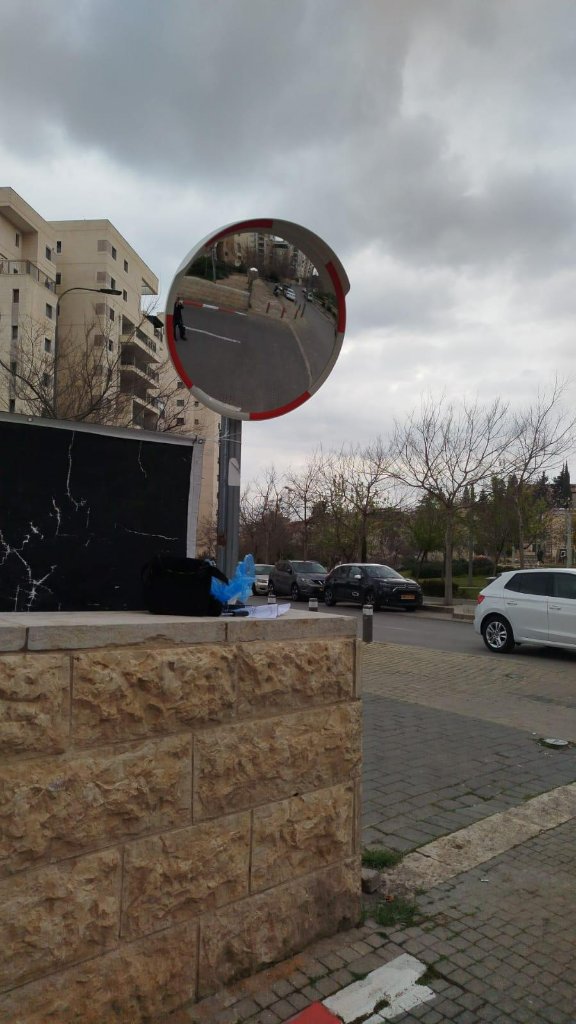 מראת ביטחון מותקנת בכניסה לחניון