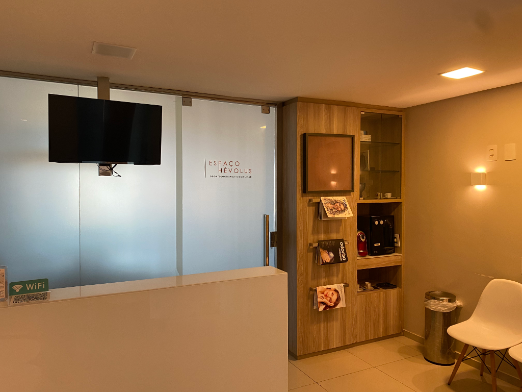 Recepção moderna e acolhedora da Clínica Espaço Hévolus em Fortaleza