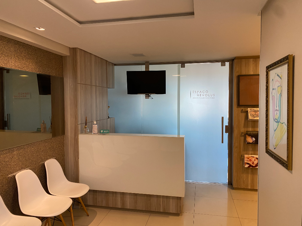 Interior moderno e acolhedor da Clínica Espaço Hévolus em Fortaleza, localizada no Hospital Oto Santos Dumont