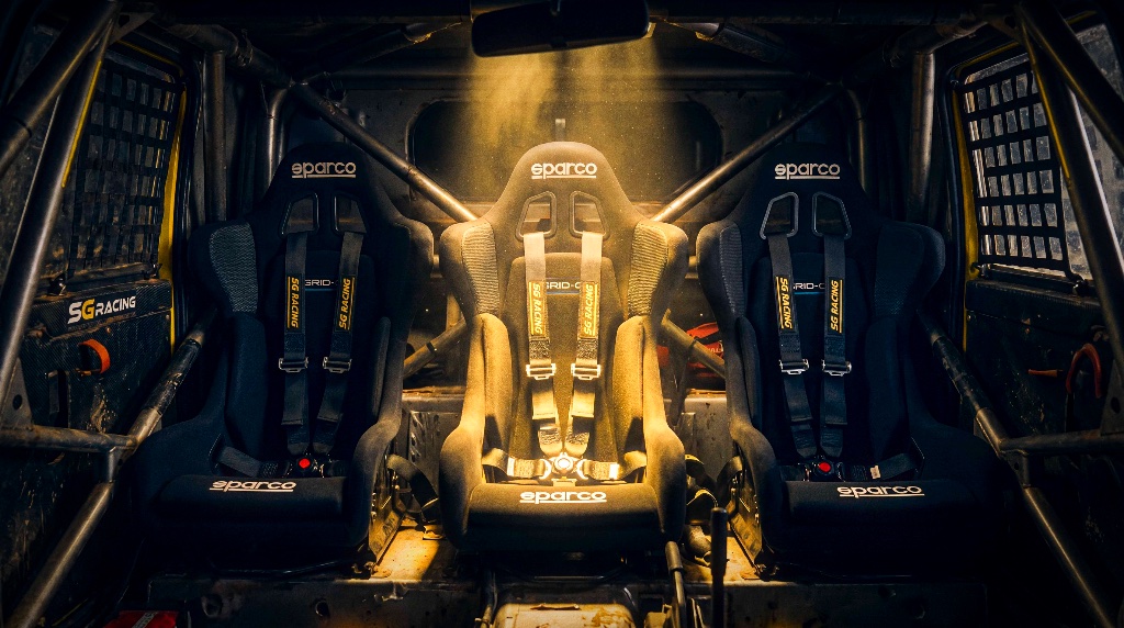 SG Racing Dakar-Truck – Innenraum mit den drei Sparco-Rennsitzen. Der dritte Sitz wartet auf dich.