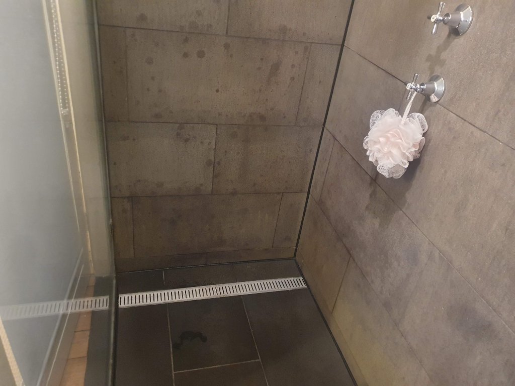 Defective shower base with poor waterproofing