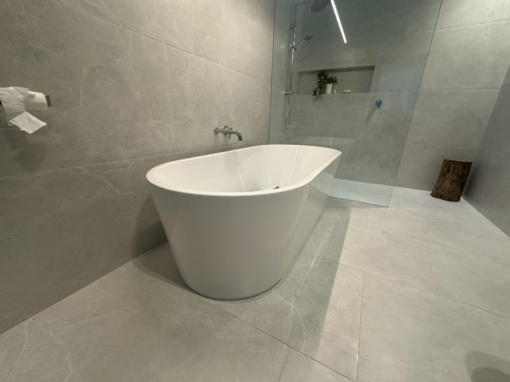 Freestanding bath with feature stone tiles