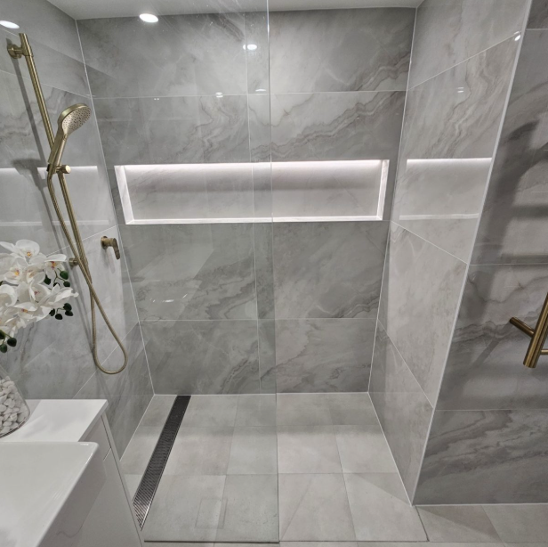 Fully tiled shower with illuminated niche