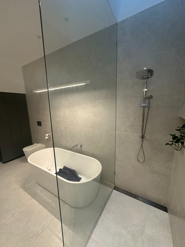 Frameless glass screen & rain shower